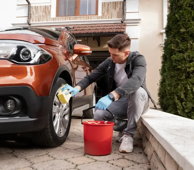Lavage auto à domicile Magny-le-Désert : professionnel intervenant sur un véhicule